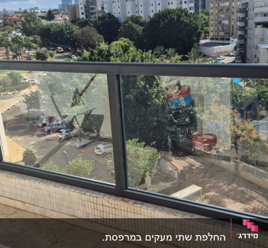מעקה אלומיניום עם זכוכית במרפסת